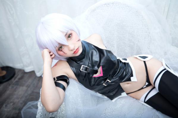    神楽坂真冬-008-绝对服从：高还原度FGO动漫COSPLAY写真，冷艳战斗装与极致身材完美融合，硬核魅惑第48张图片