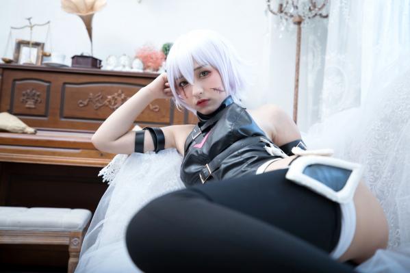    神楽坂真冬-008-绝对服从：高还原度FGO动漫COSPLAY写真，冷艳战斗装与极致身材完美融合，硬核魅惑第49张图片