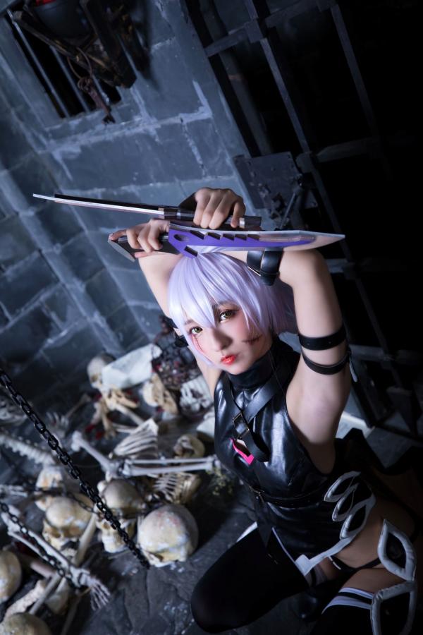    神楽坂真冬-008-绝对服从：高还原度FGO动漫COSPLAY写真，冷艳战斗装与极致身材完美融合，硬核魅惑第89张图片