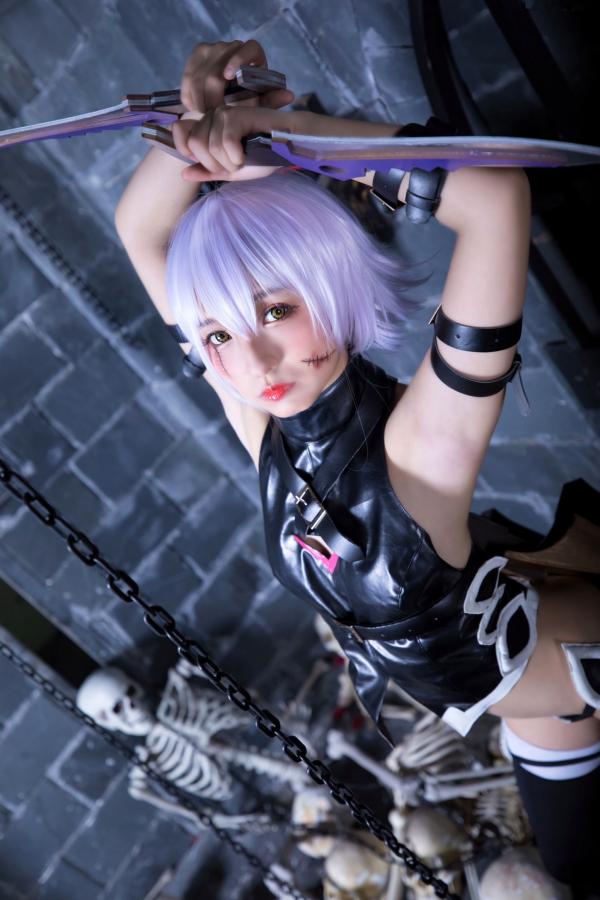    神楽坂真冬-008-绝对服从：高还原度FGO动漫COSPLAY写真，冷艳战斗装与极致身材完美融合，硬核魅惑第92张图片