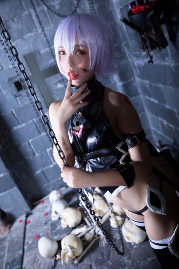    神楽坂真冬-008-绝对服从：高还原度FGO动漫COSPLAY写真，冷艳战斗装与极致身材完美融合，硬核魅惑第95张图片
