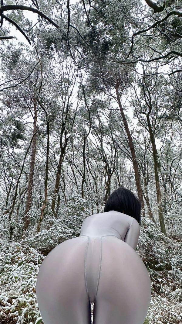    俏妞qiaoniuTT-银色风景：冰雪森林中的银色紧身衣女神，极致曲线身材展示，冬日冷艳风格私房写真第2张图片