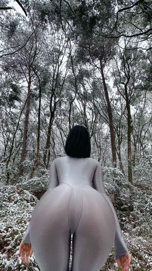    俏妞qiaoniuTT-银色风景：冰雪森林中的银色紧身衣女神，极致曲线身材展示，冬日冷艳风格私房写真第4张图片