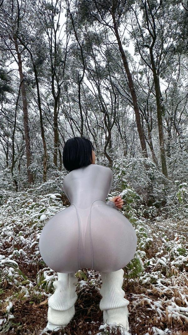    俏妞qiaoniuTT-银色风景：冰雪森林中的银色紧身衣女神，极致曲线身材展示，冬日冷艳风格私房写真第5张图片