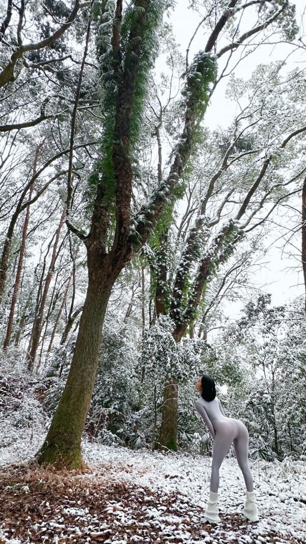    俏妞qiaoniuTT-银色风景：冰雪森林中的银色紧身衣女神，极致曲线身材展示，冬日冷艳风格私房写真第8张图片