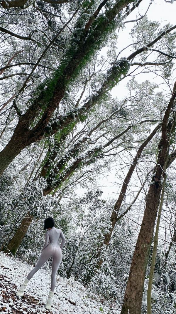    俏妞qiaoniuTT-银色风景：冰雪森林中的银色紧身衣女神，极致曲线身材展示，冬日冷艳风格私房写真第9张图片