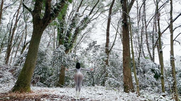    俏妞qiaoniuTT-银色风景：冰雪森林中的银色紧身衣女神，极致曲线身材展示，冬日冷艳风格私房写真第10张图片