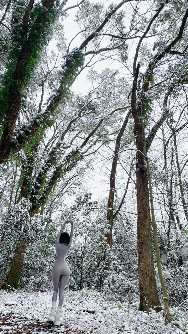    俏妞qiaoniuTT-银色风景：冰雪森林中的银色紧身衣女神，极致曲线身材展示，冬日冷艳风格私房写真第11张图片