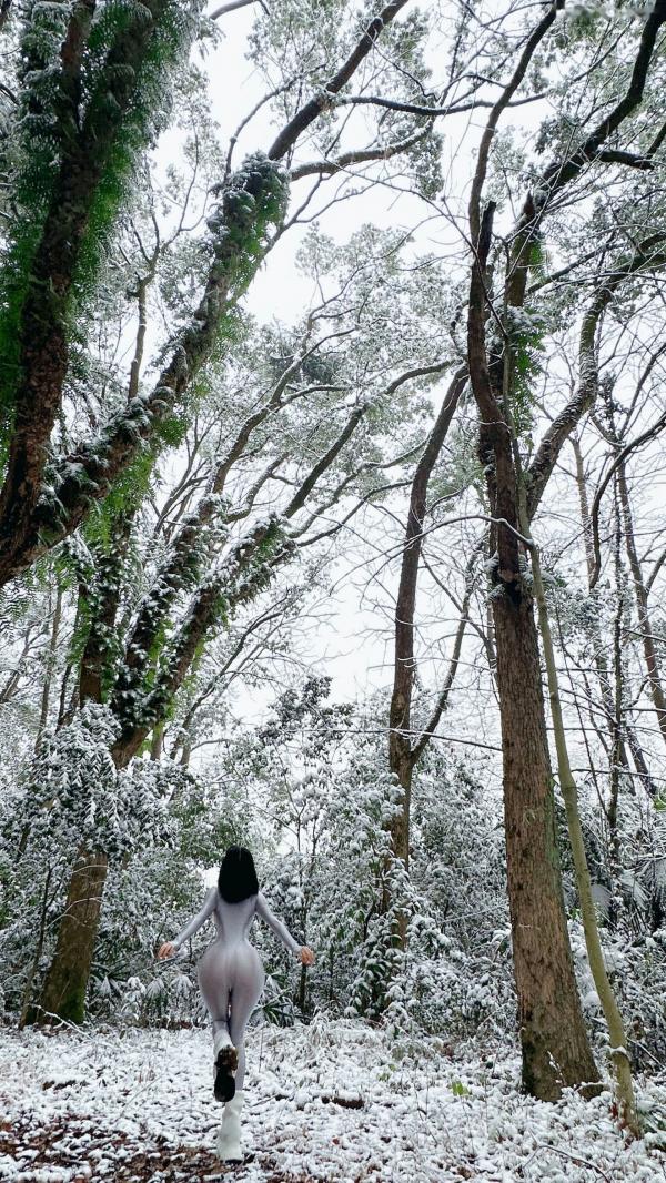    俏妞qiaoniuTT-银色风景：冰雪森林中的银色紧身衣女神，极致曲线身材展示，冬日冷艳风格私房写真第12张图片