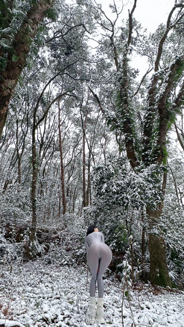    俏妞qiaoniuTT-银色风景：冰雪森林中的银色紧身衣女神，极致曲线身材展示，冬日冷艳风格私房写真第13张图片