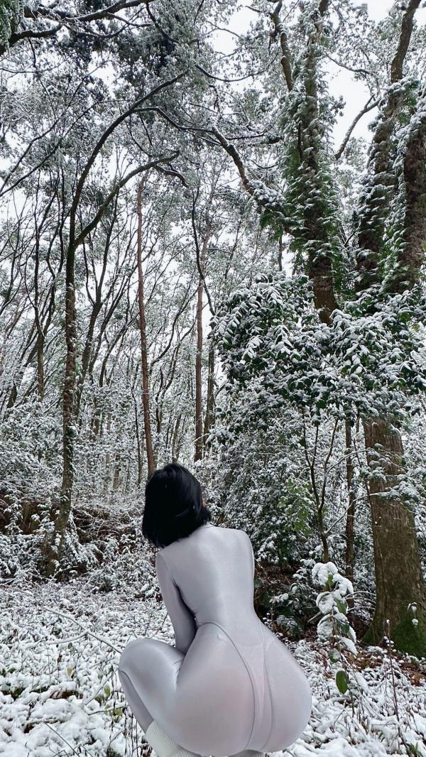    俏妞qiaoniuTT-银色风景：冰雪森林中的银色紧身衣女神，极致曲线身材展示，冬日冷艳风格私房写真第15张图片