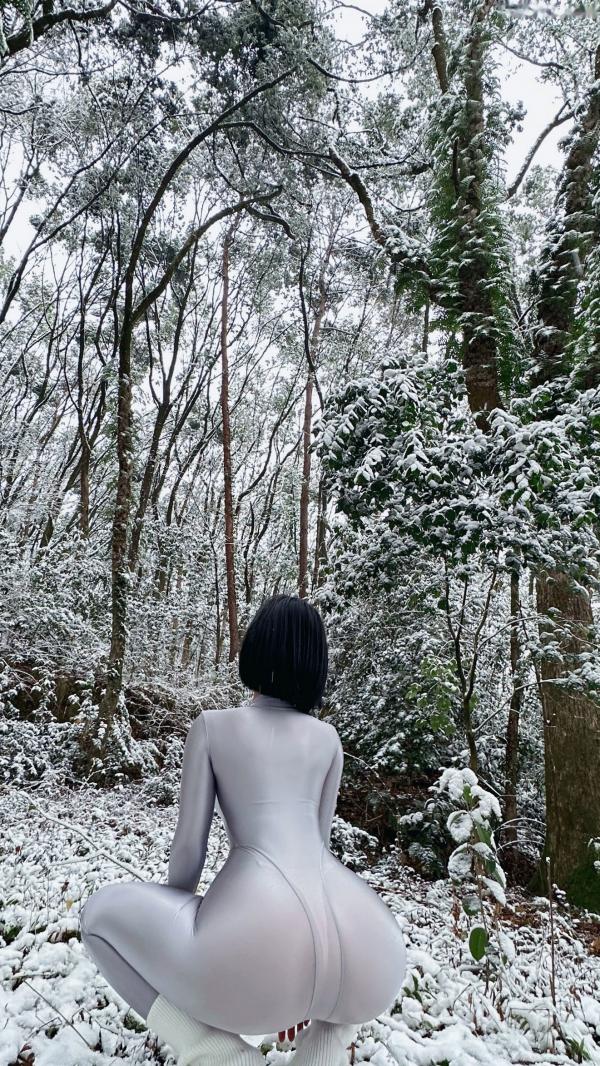    俏妞qiaoniuTT-银色风景：冰雪森林中的银色紧身衣女神，极致曲线身材展示，冬日冷艳风格私房写真第16张图片