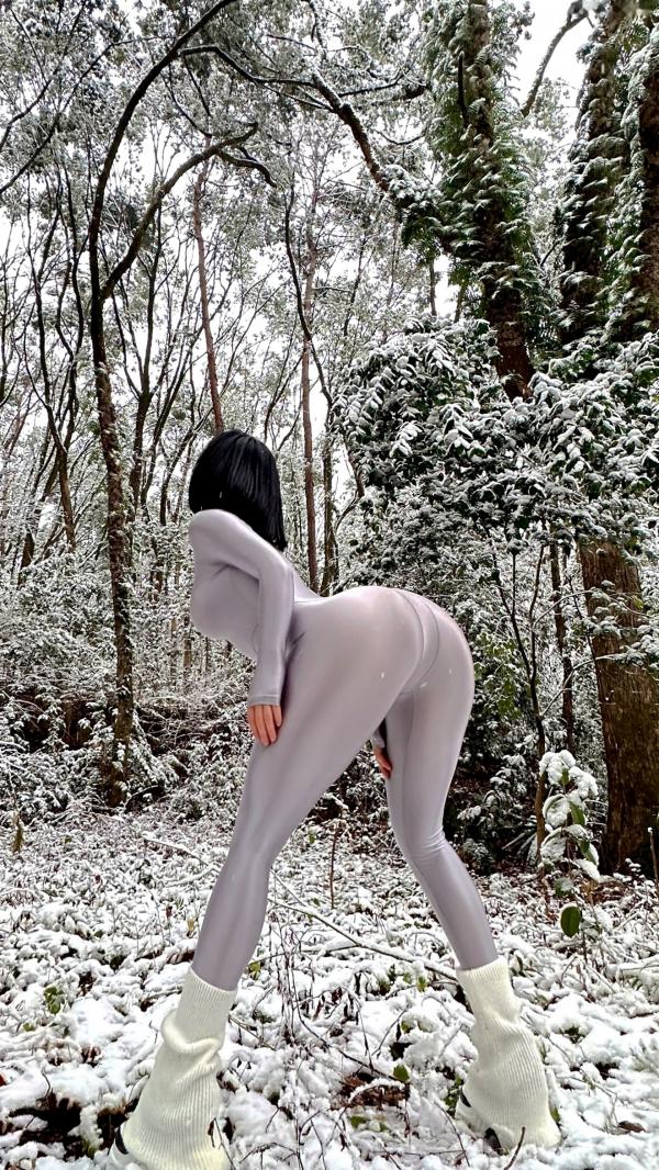    俏妞qiaoniuTT-银色风景：冰雪森林中的银色紧身衣女神，极致曲线身材展示，冬日冷艳风格私房写真第17张图片