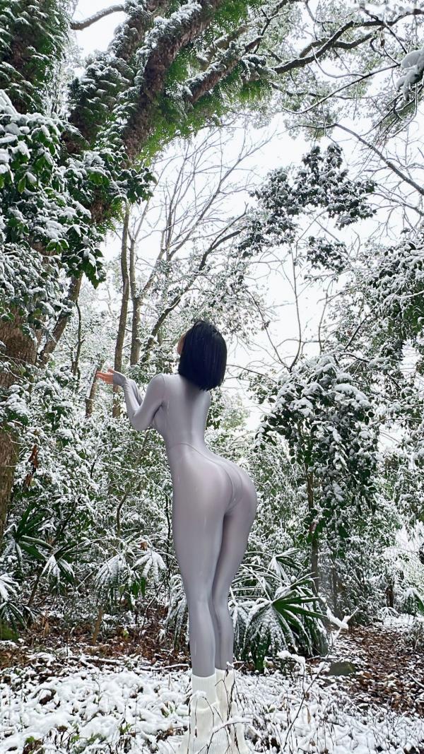    俏妞qiaoniuTT-银色风景：冰雪森林中的银色紧身衣女神，极致曲线身材展示，冬日冷艳风格私房写真第25张图片