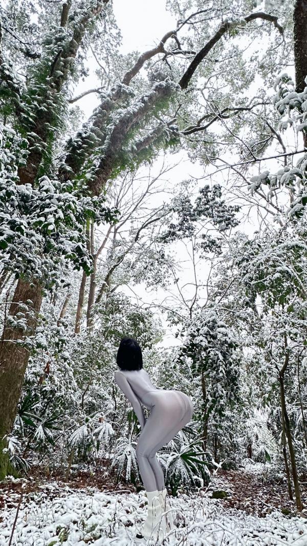    俏妞qiaoniuTT-银色风景：冰雪森林中的银色紧身衣女神，极致曲线身材展示，冬日冷艳风格私房写真第26张图片