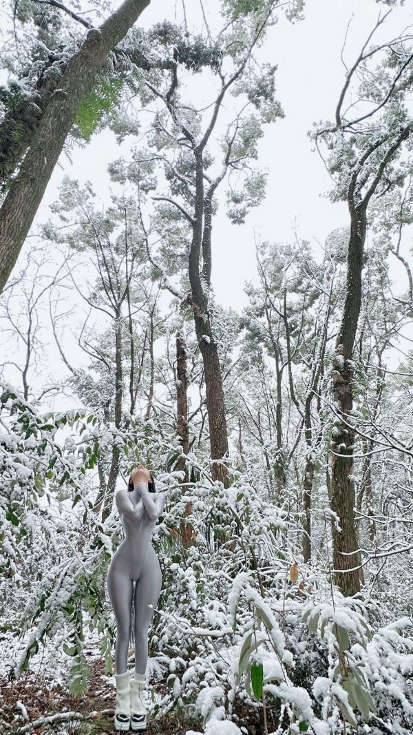    俏妞qiaoniuTT-银色风景：冰雪森林中的银色紧身衣女神，极致曲线身材展示，冬日冷艳风格私房写真第27张图片