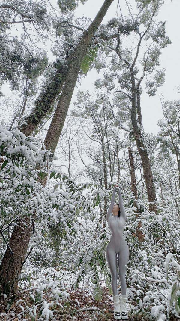    俏妞qiaoniuTT-银色风景：冰雪森林中的银色紧身衣女神，极致曲线身材展示，冬日冷艳风格私房写真第28张图片