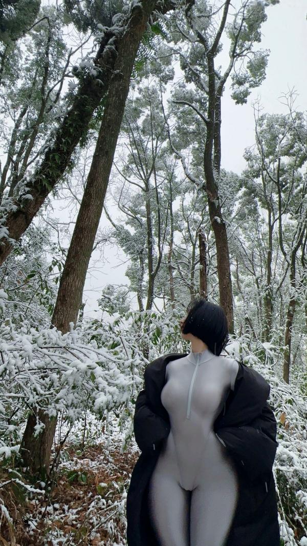    俏妞qiaoniuTT-银色风景：冰雪森林中的银色紧身衣女神，极致曲线身材展示，冬日冷艳风格私房写真第30张图片