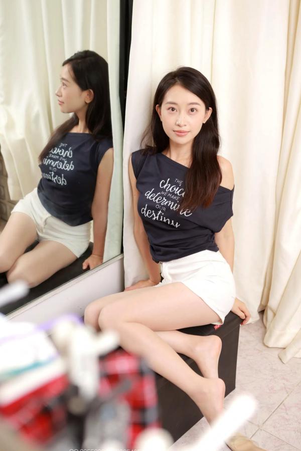    IESS异思趣向 小婕《素人薄丝（上）》室内清纯私房写真，柔美身姿与修长美腿第8张图片