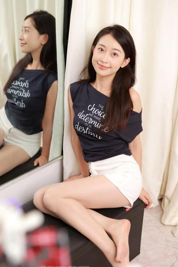    IESS异思趣向 小婕《素人薄丝（上）》室内清纯私房写真，柔美身姿与修长美腿第9张图片