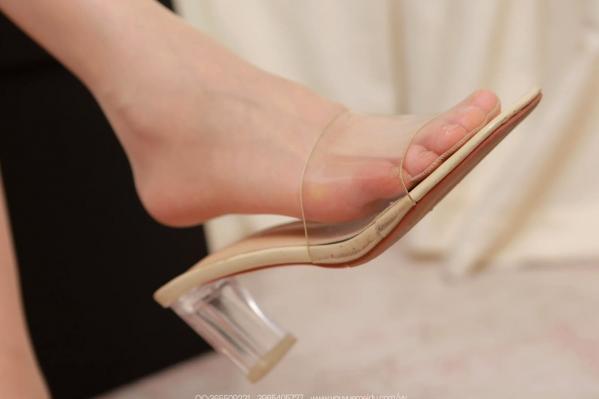    IESS异思趣向 小婕《素人薄丝（上）》室内清纯私房写真，柔美身姿与修长美腿第50张图片