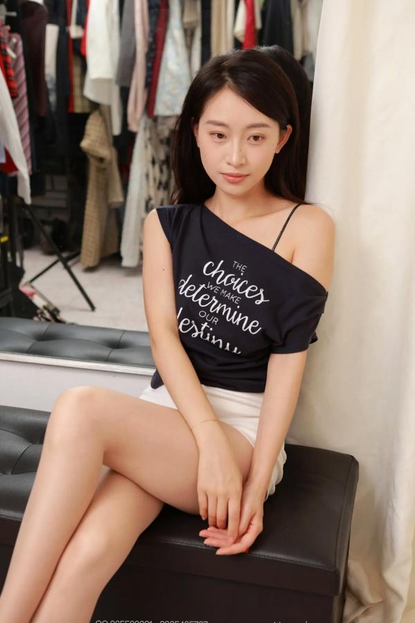    IESS异思趣向 小婕《素人薄丝（上）》室内清纯私房写真，柔美身姿与修长美腿第64张图片