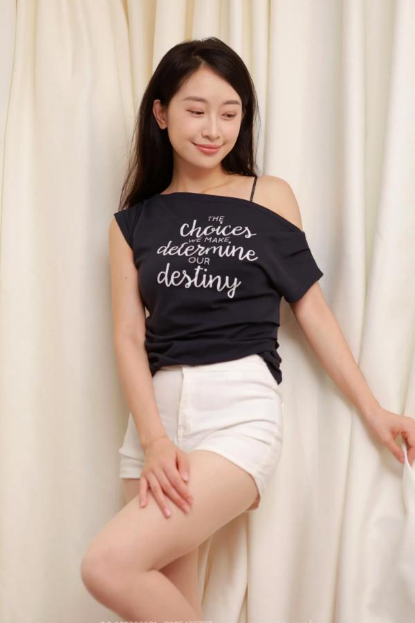    IESS异思趣向 小婕《素人薄丝（上）》室内清纯私房写真，柔美身姿与修长美腿第78张图片