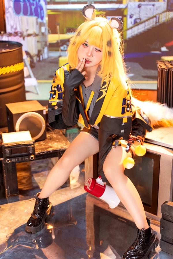    PoppaChan - Ju Fufu -《绝区零》角色扮演，精致金发猫耳造型与性感私房写真，极致还原第2张图片