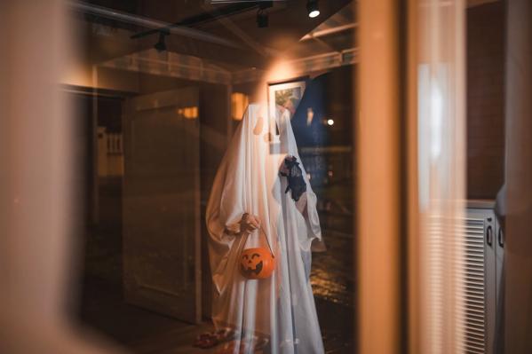    落落Raku万圣节不给糖就捣蛋，暗黑系恶魔角色扮演大尺度私房写真第1张图片