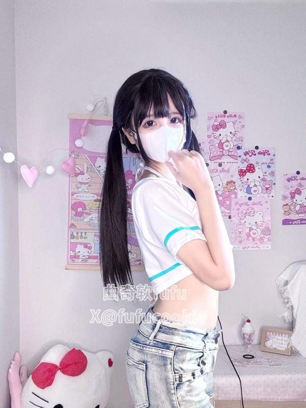    曲奇软fufu - 激萌双马尾短T牛仔裤私房诱惑 [53P]第2张图片