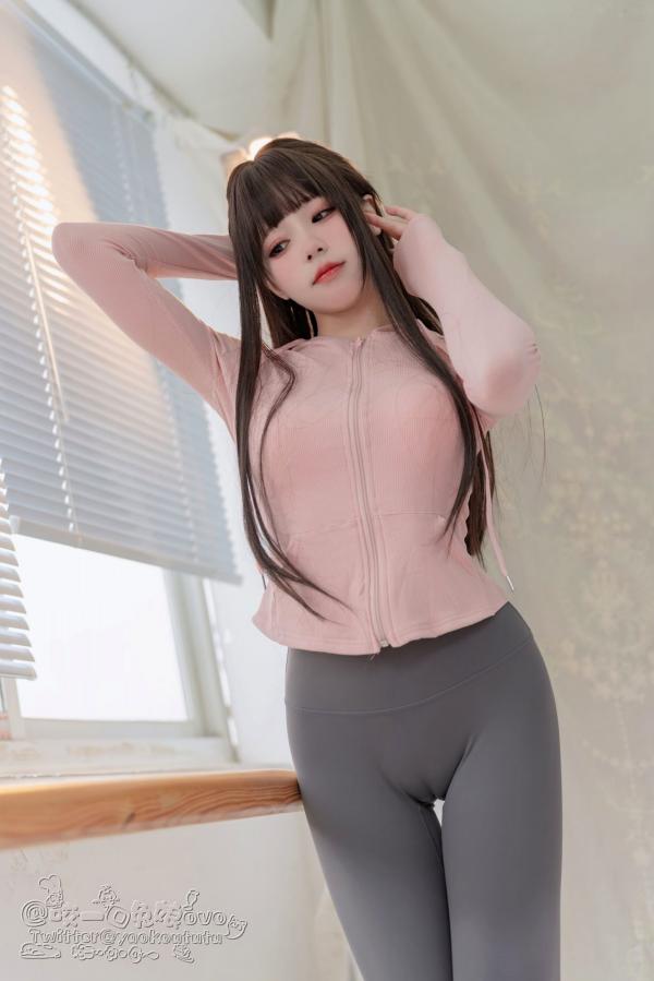    黏黏团子兔-兔娘瑜伽私教课之紧身瑜伽服运动私房照，童颜尤物展示柔韧曲线，极品美腿健身诱惑第60张图片