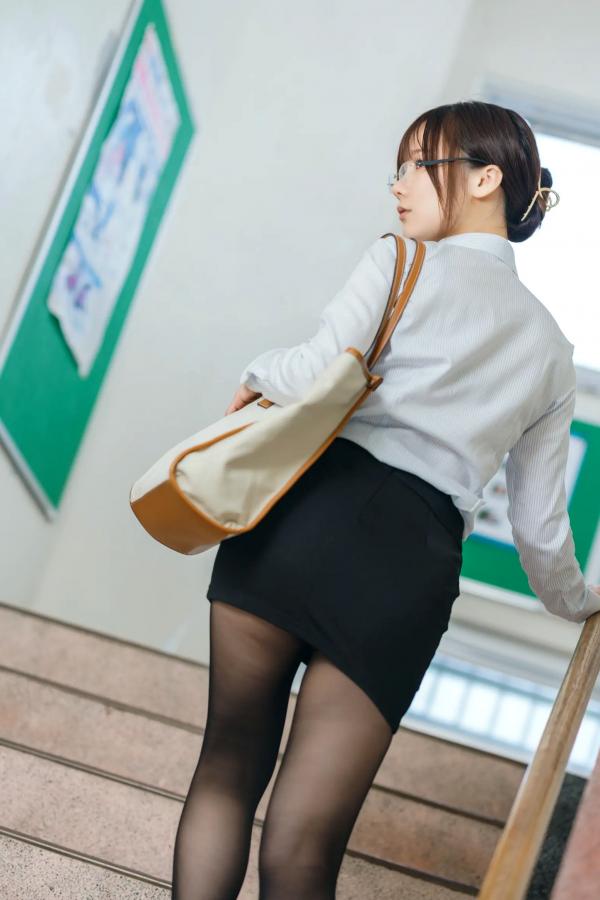    けん研(けんけん) 如果她是老师：校园课堂眼镜教师制服角色扮演写真第2张图片