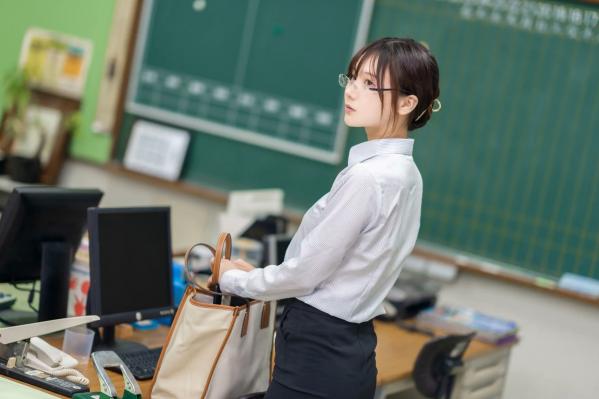    けん研(けんけん) 如果她是老师：校园课堂眼镜教师制服角色扮演写真第6张图片