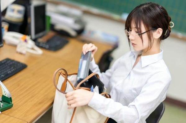    けん研(けんけん) 如果她是老师：校园课堂眼镜教师制服角色扮演写真第8张图片