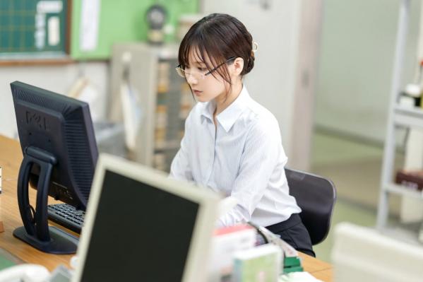    けん研(けんけん) 如果她是老师：校园课堂眼镜教师制服角色扮演写真第9张图片