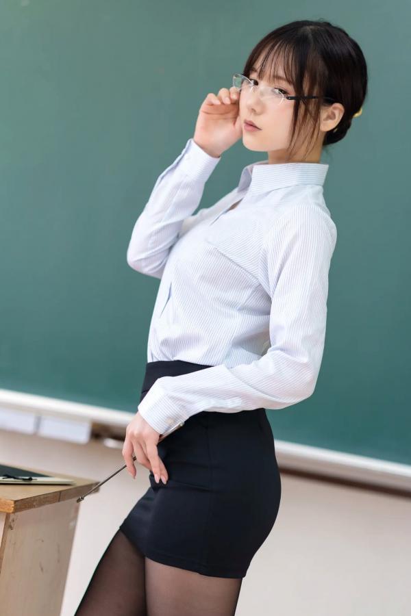    けん研(けんけん) 如果她是老师：校园课堂眼镜教师制服角色扮演写真第18张图片