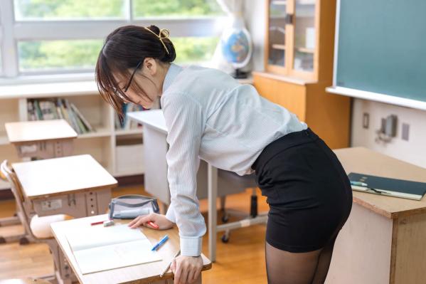    けん研(けんけん) 如果她是老师：校园课堂眼镜教师制服角色扮演写真第26张图片