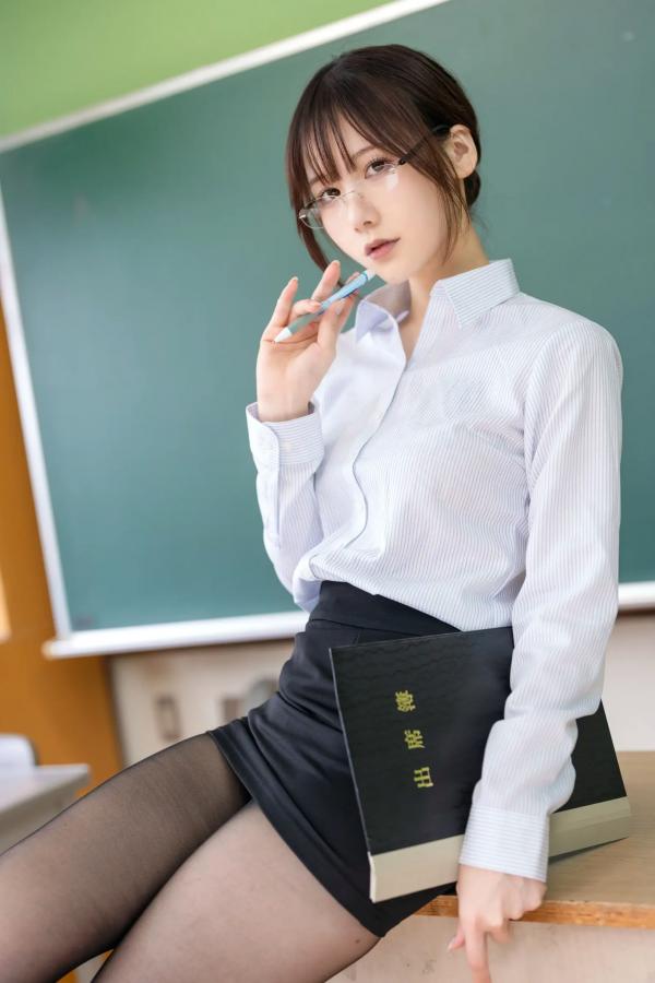    けん研(けんけん) 如果她是老师：校园课堂眼镜教师制服角色扮演写真第34张图片