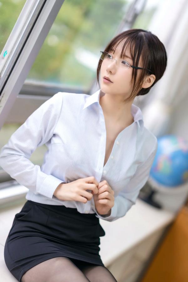    けん研(けんけん) 如果她是老师：校园课堂眼镜教师制服角色扮演写真第42张图片