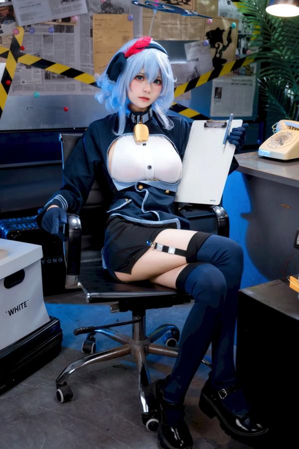    九柒喵：蔚蓝档案天雨亚子制服COS，办公室风情尽显角色诱惑魅力 [46P]第2张图片