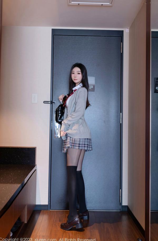    XiuRen秀人网-7809-小逗逗：白衬衫格子裙化身清纯学妹，大胆制服诱惑私房照，黑丝美腿极致诱惑第1张图片