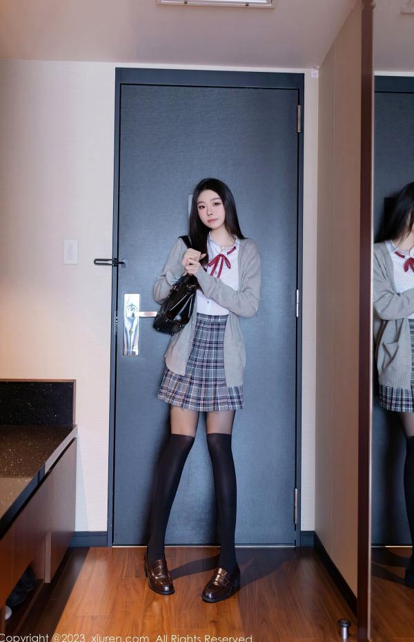    XiuRen秀人网-7809-小逗逗：白衬衫格子裙化身清纯学妹，大胆制服诱惑私房照，黑丝美腿极致诱惑第2张图片