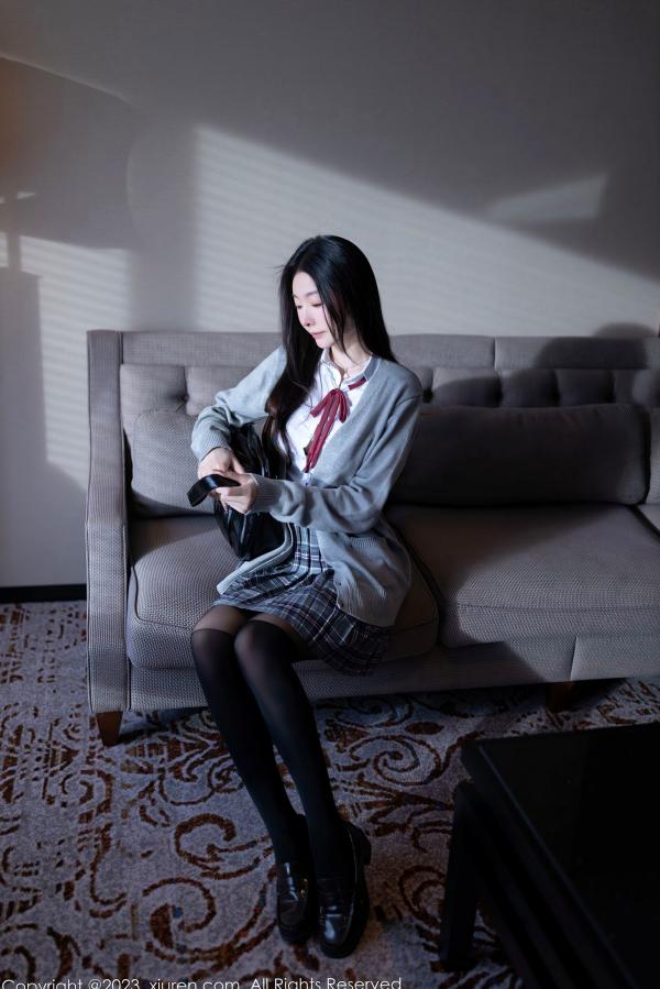    XiuRen秀人网-7809-小逗逗：白衬衫格子裙化身清纯学妹，大胆制服诱惑私房照，黑丝美腿极致诱惑第4张图片