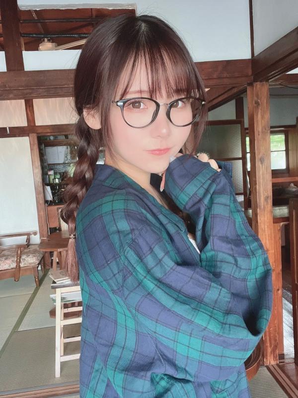    けん研(Kenken) Fantia 2022.8 写真集：知性眼镜娘、和风私房、泳池比基尼湿身诱惑第40张图片