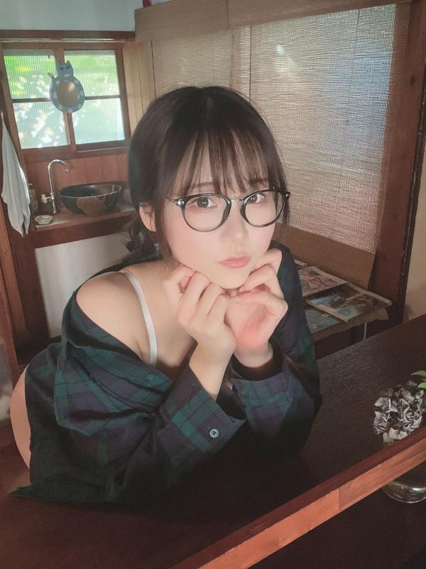    けん研(Kenken) Fantia 2022.8 写真集：知性眼镜娘、和风私房、泳池比基尼湿身诱惑第43张图片