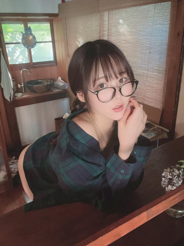    けん研(Kenken) Fantia 2022.8 写真集：知性眼镜娘、和风私房、泳池比基尼湿身诱惑第44张图片