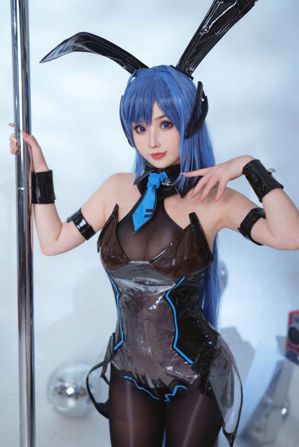    Rioko凉凉子-蓝发兔女郎亮面胶衣制服，野性撕裂黑丝美腿钢管舞姿，性感大尺度角色扮演私房写真第12张图片