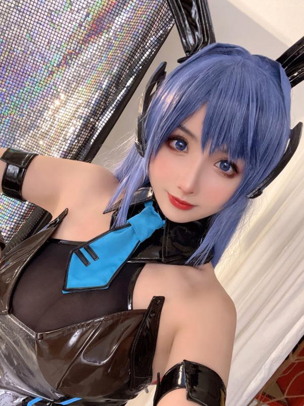    Rioko凉凉子-蓝发兔女郎亮面胶衣制服，野性撕裂黑丝美腿钢管舞姿，性感大尺度角色扮演私房写真第34张图片