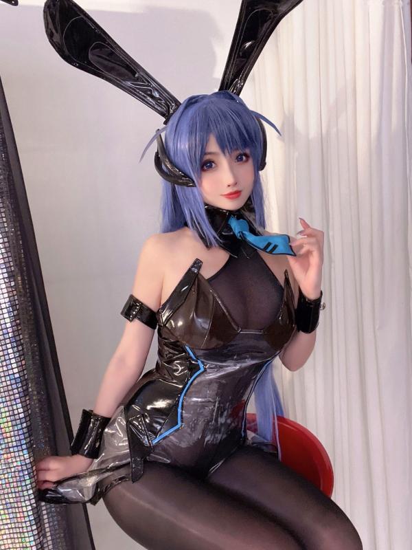    Rioko凉凉子-蓝发兔女郎亮面胶衣制服，野性撕裂黑丝美腿钢管舞姿，性感大尺度角色扮演私房写真第40张图片