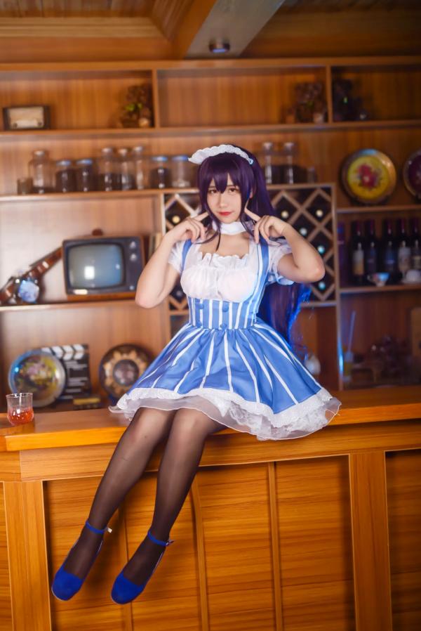    九曲Jean女仆霞之丘诗羽COS：精致酒吧酒廊背景下的迷人角色扮演，诱惑黑丝演绎二次元风情[35P]第1张图片